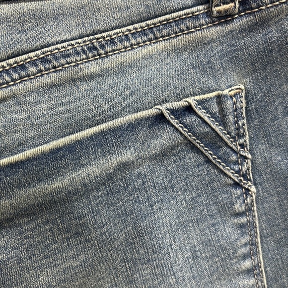 APT.9 Mid Rise Medium wash,short,cuffed shorts, 5 pocket, zip fly,,belt loops - Picture 6 of 10
